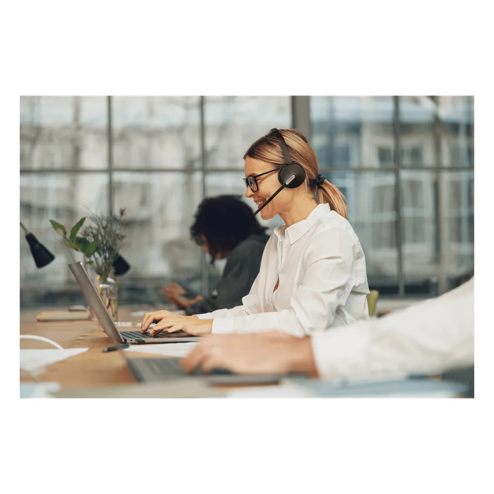 Auriculares Yealink WH64 Hybrid Mono UC/Adaptador DECT y auriculares Bluetooth integrados/Cancelación de ruido con 3 micrófonos/Hasta 32 horas de conversación – vista 3