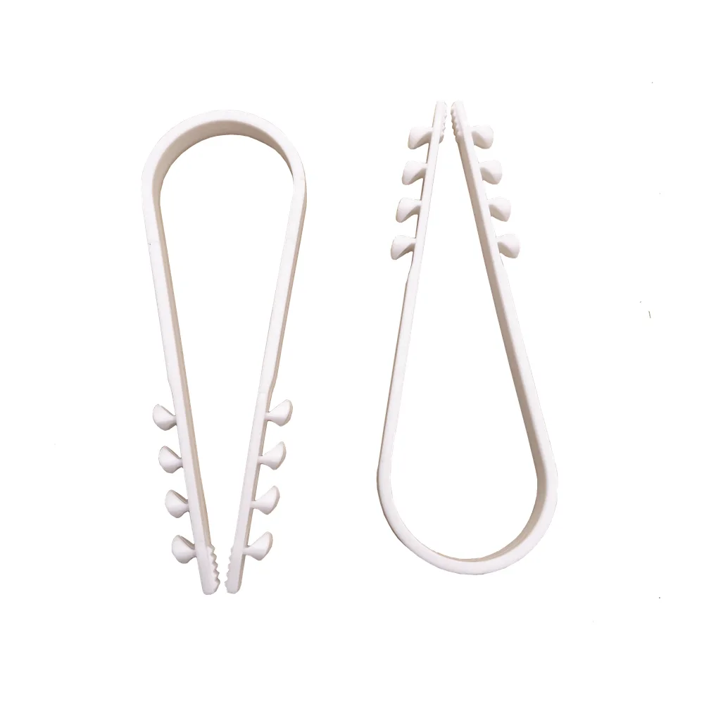 Bolsa con 100 clips sujetadores de plástico para cables de 19 a 25 mm. Ideales para instalaciones en pared, brindan sujeción firme y segura.